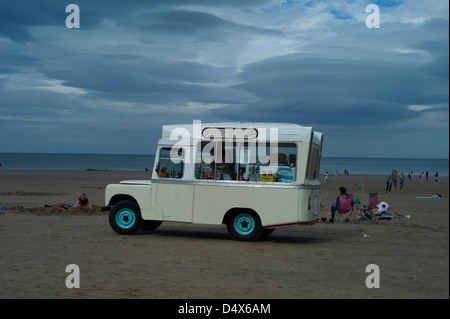 Ice Cream Van, Whitby, North Yorkshire, England, September 2011. Vintage Landrover Eiswagen auf Whitby Strand. Stockfoto