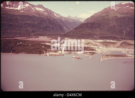 > Blick Richtung Norden über Port Valdez, Stadt Valdez... 08/1974 Stockfoto