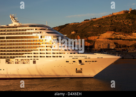 Kreuzfahrtschiff MSC Splendida setzt im Hafen von Barcelona. Stockfoto