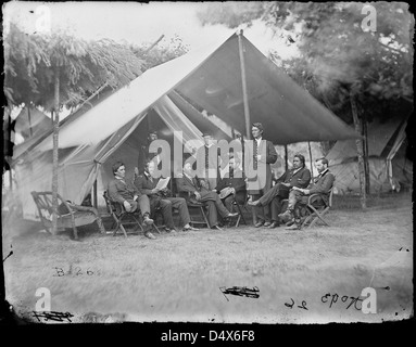 General Ulysses S. Grant und Mitarbeiter von acht, anerkannt -- Major O.E. Babcock, Oberst William Mck. Dunn, Captain Henry W. Janes, Colonel Ely S. Parker, General Cyrus B. Comstock, Captain Peter T. Hudson, Colonel Michael R. Morgan, General John A. Rawlins Stockfoto