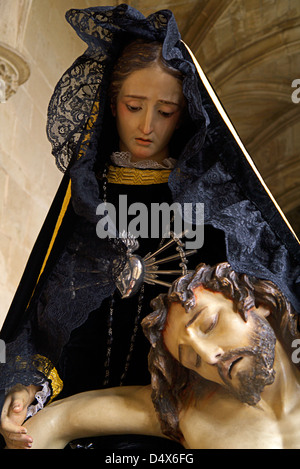 Religiöse Effegies in Los Arcos Spanien, Osterfestspiele auf dem Camino De Santiago de Cmpostela verlegen. Stockfoto