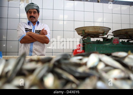Porträt des Mannes am Fischmarkt, Dubai, Vereinigte Arabische Emirate Stockfoto