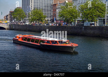 Geist der Docklands Ausflugsschiff am Fluss Liffey in Dublin Stockfoto