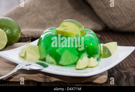 Portion hausgemachte Lime Jello auf einen kleinen Teller (White) Stockfoto