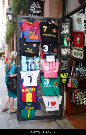 Fußballtrikots, Barcelona, Spanien zu verkaufen Stockfoto