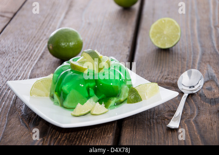 Portion hausgemachte Lime Jello auf einen kleinen Teller (White) Stockfoto