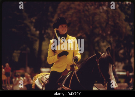 Rodeo Queen auf dem Pferderücken während ein Umzug durch die Stadt von Cottonwood Falls, Kansas, in der Nähe von Emporia... 06/1974 Stockfoto