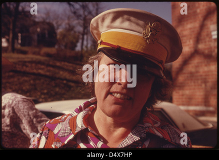 Ein Foto vom Oktober 1974, das Mrs. Betty Dorrell, teilweise Iowa-Indianerin, zeigt, wie sie einen alten Bandhut aus ihrer Schulzeit in White Cloud, Kansas, trägt. Das Bild zeigt ihre Verbindung zu ihrem Erbe. Stockfoto