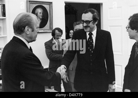 Dr. James B. Rhoads, der Fünfte Archivar der Vereinigten Staaten, wird am 14. Juni 1976 auf diesem Schwarzweiß-Foto gesehen, wie er Präsident Gerald Ford die Hand schüttelt. Es zeigt eine offizielle Interaktion zwischen Schlüsselfiguren der US-Geschichte. Stockfoto