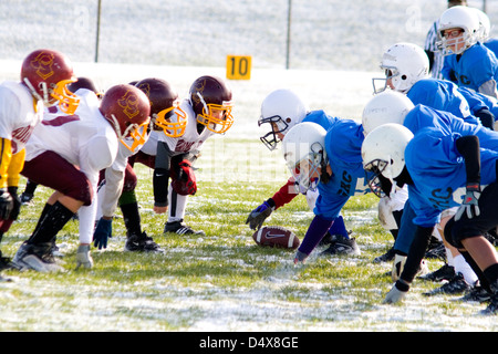 Jungen Alter von 10 Jahren Fußball spielen im frühen Oktober Schneefall. St Paul Minnesota MN USA Stockfoto
