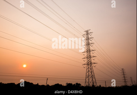 Silhouette der Kraftübertragung Türme mit Sonnenuntergang im Hintergrund Stockfoto