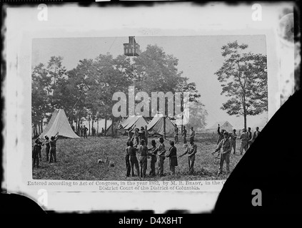 Eine historische Ansicht eines Ballonaufstiegs während des Bürgerkriegs, gefangen von Mathew Brady. Dieses Foto, das Teil des U.S. National Archives ist, dokumentiert die frühe militärische Luftaufklärung während des Krieges. Stockfoto