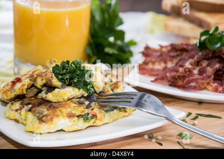 Rührei mit einer Portion Speck in den Background Stockfoto