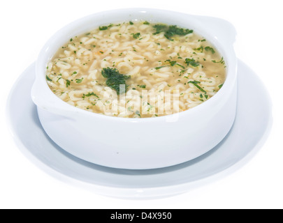 Frisch gemacht Buchstabensuppe mit Kräutern isoliert auf weißem Hintergrund Stockfoto