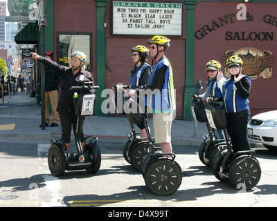 Reiseleiter führt Touristen auf Segway Fahrt durch North Beach in San Francisco Stockfoto