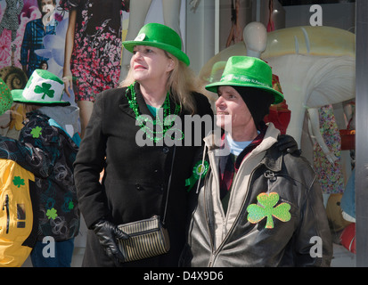 Paar tragen irische Kleidung, die Teilnahme an der Montreal St. Patricks Day Parade. Stockfoto