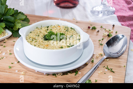 Frisch gemacht Buchstabensuppe in Schüssel garniert mit Kräutern Stockfoto