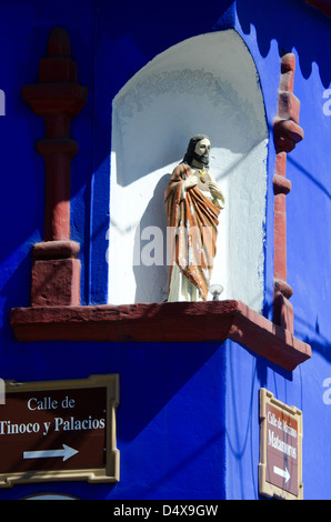 Eine Statue von Christus in einer kleinen Nische an der Ecke zweier Straßen in Oaxaca, Mexiko. Stockfoto