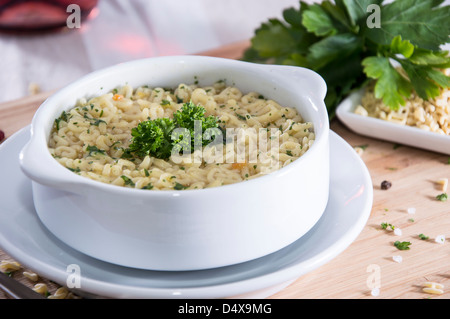 Frisch gemacht Buchstabensuppe mit Kräutern Stockfoto