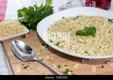 Platte mit Buchstabensuppe gefüllt Stockfoto