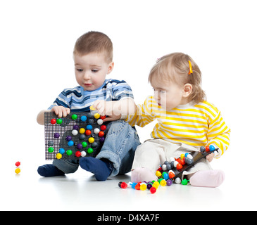 Kinder spielen zusammen und isolierten auf weißen Hintergrund Stockfoto