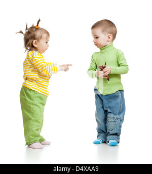 Kinder Jungen und Mädchen essen Eis im Studio isoliert Stockfoto