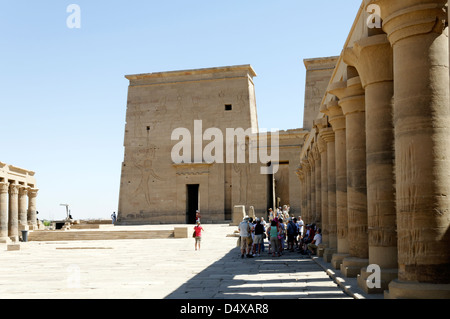 Ägypten. Der Außenhof von Kolonnaden flankiert führt zu den ersten Tempel der Isis-Pylon auf Philae (Insel Agilkia). Stockfoto