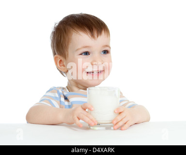 Baby trinken Joghurt oder Kefir über weiß Stockfoto