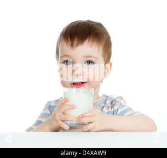 Baby trinken Joghurt oder Kefir über weiß Stockfoto