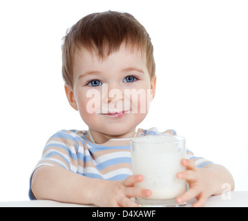 Baby trinken Joghurt oder Kefir über weiß Stockfoto