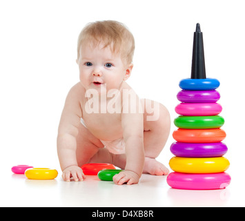 lustige Baby geht auf allen Vieren mit Farbe Spielzeug Stockfoto