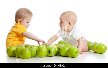 Zwei kleine Kinder mit grünen Äpfeln isoliert auf weißem Hintergrund Stockfoto