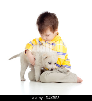 Kind umarmt Welpen auf weißem Hintergrund Stockfoto