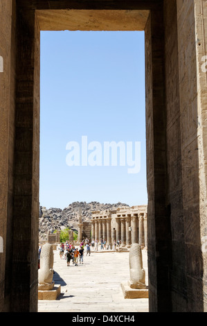 Ägypten. Blick vom Tempel der Isis Hauptportal vorbei an den zwei Granit-Löwen zum langen äußeren Kolonnaden Innenhof auf Philae. Stockfoto