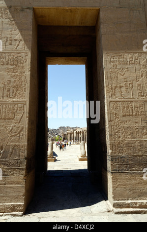 Ägypten. Blick vom Tempel der Isis Hauptportal vorbei an den zwei Granit-Löwen zum langen äußeren Kolonnaden Innenhof auf Philae. Stockfoto