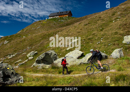 Begegnung zwischen einem Wanderer und Mountainbiker auf einem Wanderweg, Verbier, Wallis, Schweiz Stockfoto