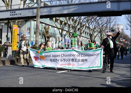 17. März 2013, Tokyo, Japan - gekleidet Poeple in grünen Marsch auf St. PatrickÕs Day Parade, die die größte St. Patricks Day Parade in Asien stattfindet. in Omotesando, Tokio, 17. März 2013. (Foto von Masahiro Tsurugi/AFLO) Stockfoto