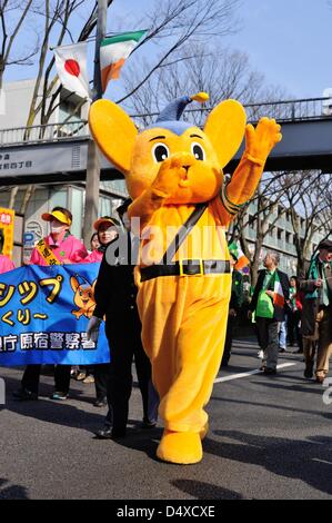 17. März 2013, Tokyo, Japan - gekleidet Poeple in grünen Marsch auf St. PatrickÕs Day Parade, die die größte St. Patricks Day Parade in Asien stattfindet. in Omotesando, Tokio, 17. März 2013. (Foto von Masahiro Tsurugi/AFLO) Stockfoto