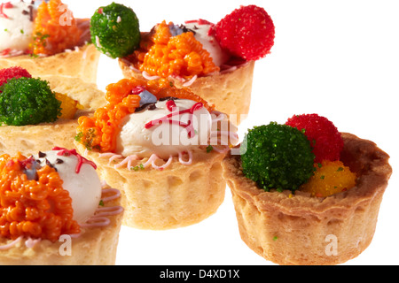 Cupcakes mit Smiley-Gesichter, die isoliert auf weiss. Stockfoto