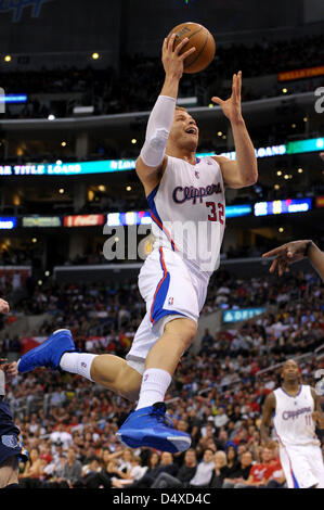 18. März 2013 - Los Angeles, Kalifornien, USA - 13. März 2013 - Los Angeles, Kalifornien, USA - 13. März 2013: Los Angeles, CA. Los Angeles Clippers Power Forwards Blake Griffin (32) steigt für eine Lay up während der NBA-Spiel zwischen den Los Angeles Clippers und die Memphis Grizzlies im Staples Center in Los Angeles, CA. David Hood/CSM. Stockfoto