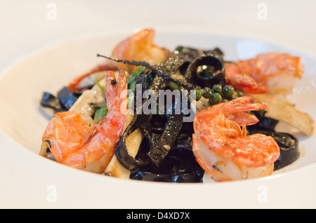 Schwarze Spaghetti mit Garnelen auf weiße Schale Stockfoto