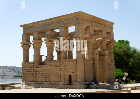 Philae. Ägypten. Blick auf den Kiosk des römischen Kaisers Trajan im Philae (Insel Agilkia) im Nasser-See. Stockfoto