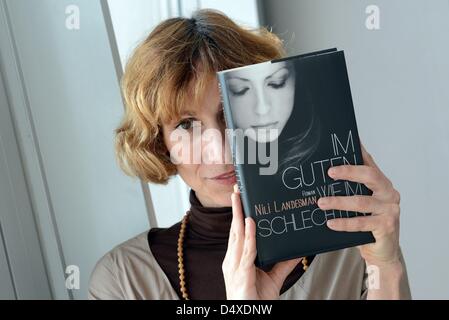 Israelischer Schriftsteller Nili Landesman stellt Ihr Buch im Guten Wie Im Schlechten "(lit.) "In guten Zeiten und schlechten Zeiten") auf der Buchmesse in Leipzig, Deutschland, 15. März 2013. Foto: Jens Kalaene Stockfoto