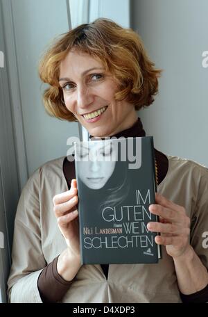 Israelischer Schriftsteller Nili Landesman stellt Ihr Buch im Guten Wie Im Schlechten "(lit.) "In guten Zeiten und schlechten Zeiten") auf der Buchmesse in Leipzig, Deutschland, 15. März 2013. Foto: Jens Kalaene Stockfoto