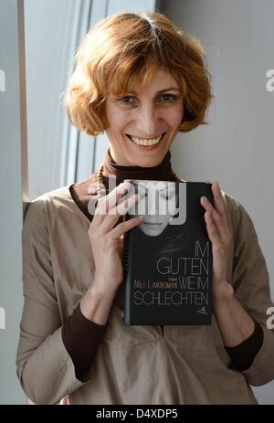 Israelischer Schriftsteller Nili Landesman stellt Ihr Buch im Guten Wie Im Schlechten "(lit.) "In guten Zeiten und schlechten Zeiten") auf der Buchmesse in Leipzig, Deutschland, 15. März 2013. Foto: Jens Kalaene Stockfoto