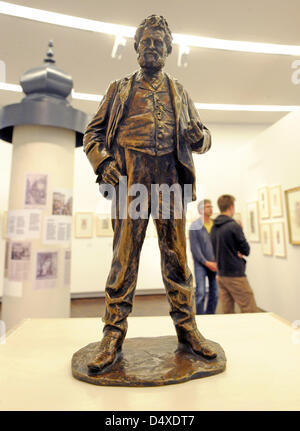 Blick auf eine Bronzeskulptur von Heinrich Zille im Museum für Kunst und Technik in Baden-Baden, Deutschland, 19. März 2013. Die Arbeit ist Teil der Exhitbition "Menschen mit Tiefe. Heinrich Zille und seiner Berlin ", das vom 23.März bis 1. September 2013 stattfindet. Foto: ULI DECK Stockfoto