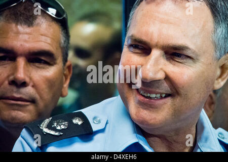 Israel Polizei-Beauftragter, Yohanan Danino beim Auswechseln der lacht mit Polizisten Besatzung Jerusalem Police District Information Center als ein Content Jerusalem Polizei Bezirkskommandant Generalmajor Yosef Pariente blickt auf von hinten. Jerusalem, Israel. 20. März 2013.  Israel Polizei-Beauftragter, Yohanan Danino führt die Last-Minute-Inspektionen an entscheidenden Punkten im Rahmen der Operation unzerbrechlich Allianz nur wenige Stunden vor US-Präsident Barack Obama für einen 48-Stunden Besuch kommen soll. Stockfoto