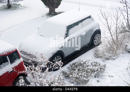 Zwei Autos auf einer Einfahrt, Fife Schottland beschneit. Stockfoto