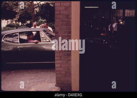 Auto ein Safety Inspection Gebäude an einem leicht zugänglichen Ort im Zentrum von Cincinnati, Ohio zu betreten... 08/1975 Stockfoto