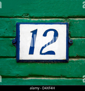 Das Hausnummer 12. Handgemalt auf einem weißen Teller. Stockfoto